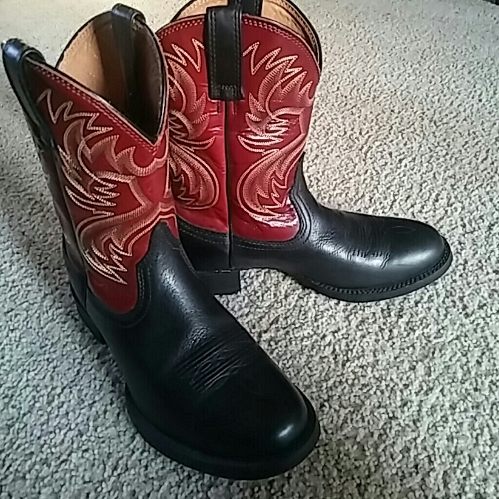 Ariat round toe boots 7.5D